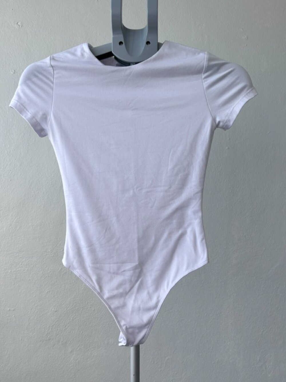 RILEY DAISY Crisp White Short Sleeve Crew Neck Thong Bodysuit Sleek XS